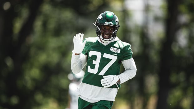 Jets CB Bryce Hall waving in minicamp